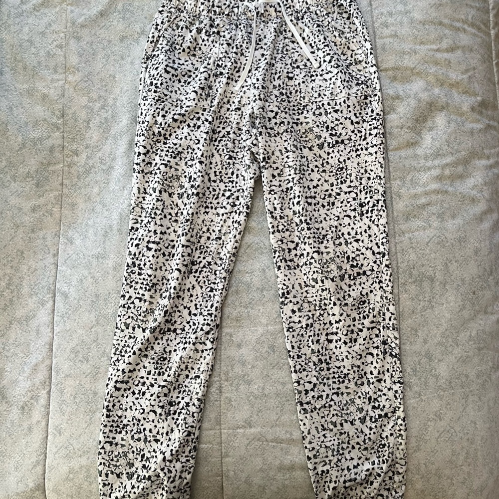 Old Navy Active Stretchtech Black, White and green Patterned Pants
